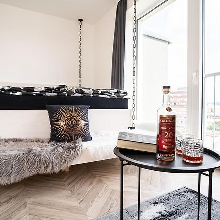 Zeppelin Studio With An Industrial View - Brno Apartment Exterior foto