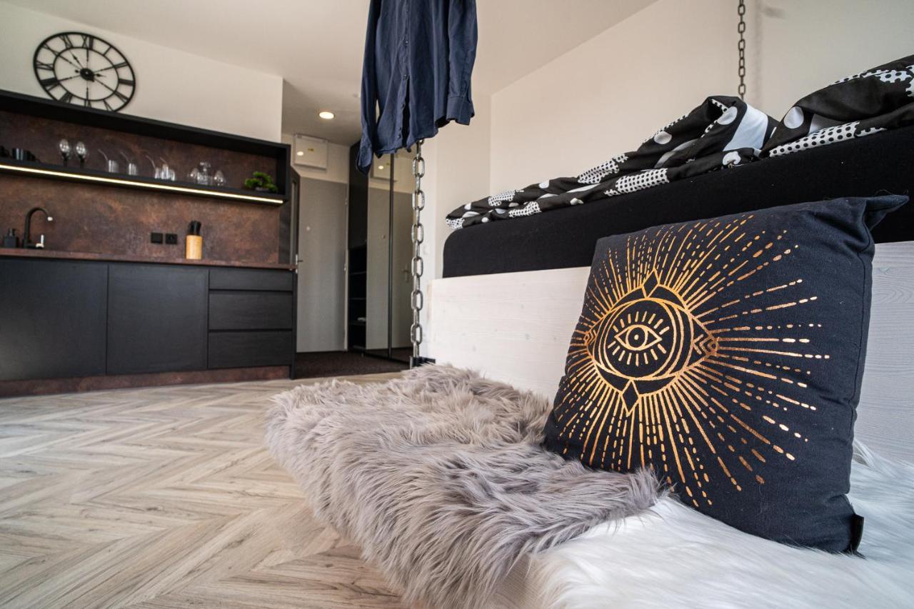 Zeppelin Studio With An Industrial View - Brno Apartment Exterior foto